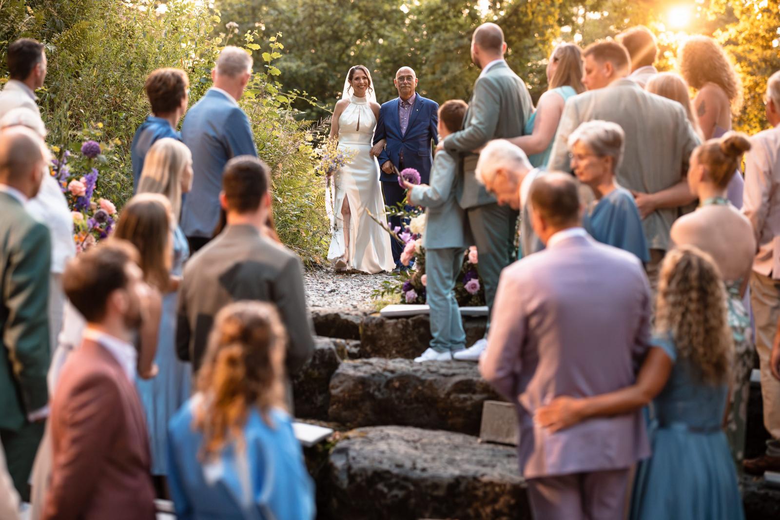Opkomst bruid met vader bij Ceremonie Destination Wedding La Carriere Ardennen Belgie 