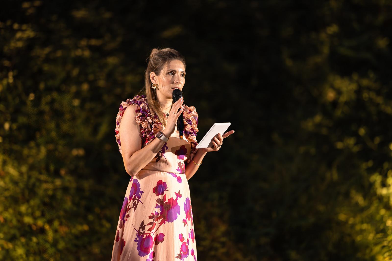 Ceremonie spreker Annemarie Brning bij Ceremonie Destination Wedding La Carriere Ardennen Belgie 