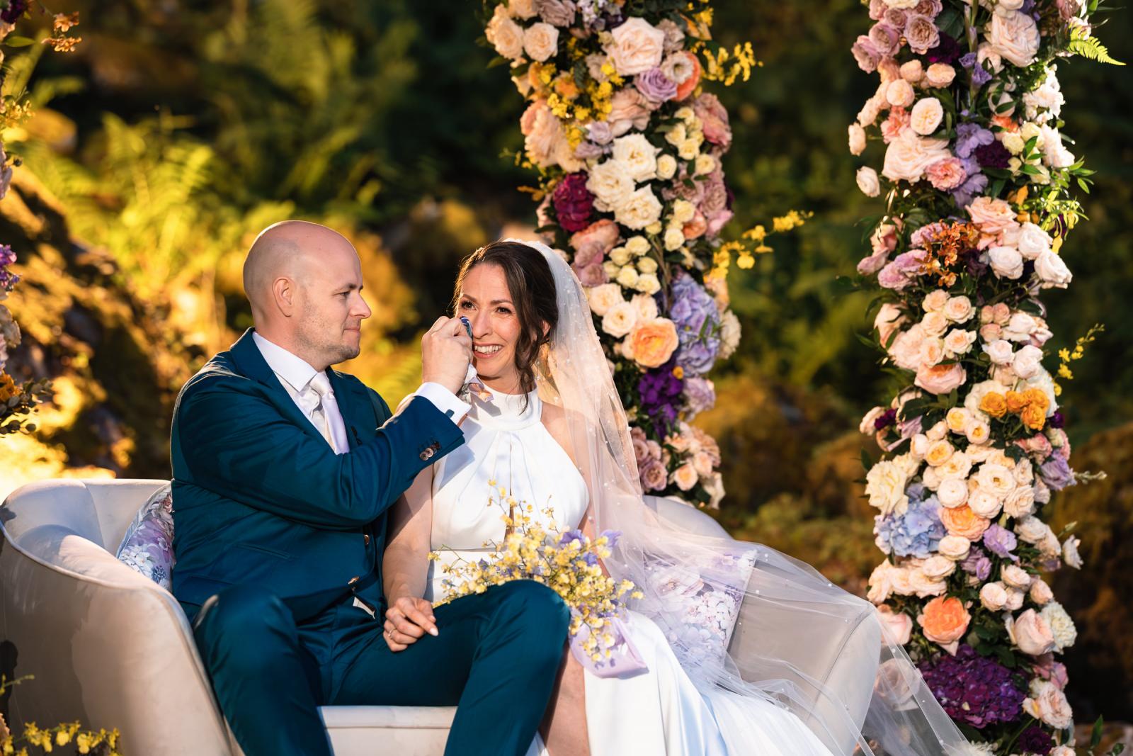 Emotioneel bruidspaar bij Ceremonie Destination Wedding La Carriere Ardennen Belgie 