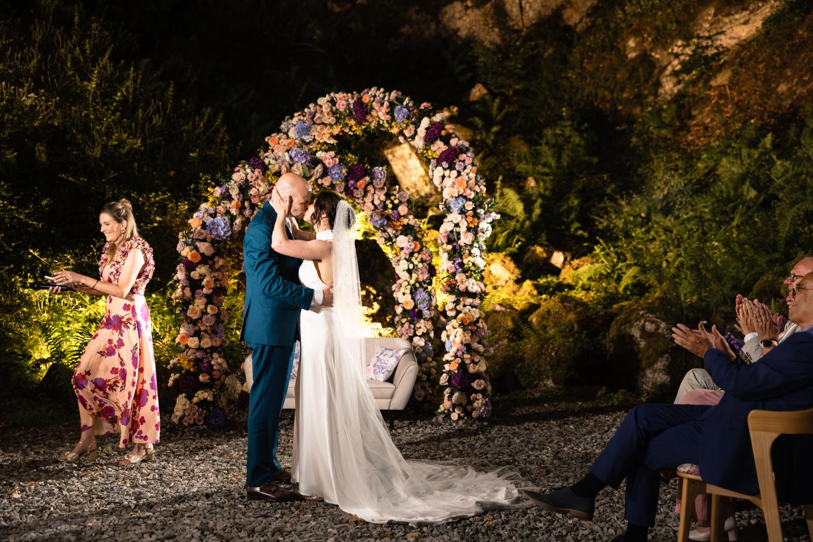 Eerste kus bruidspaar tijdens ceremonie bij Ceremonie Destination Wedding La Carriere Ardennen Belgie 