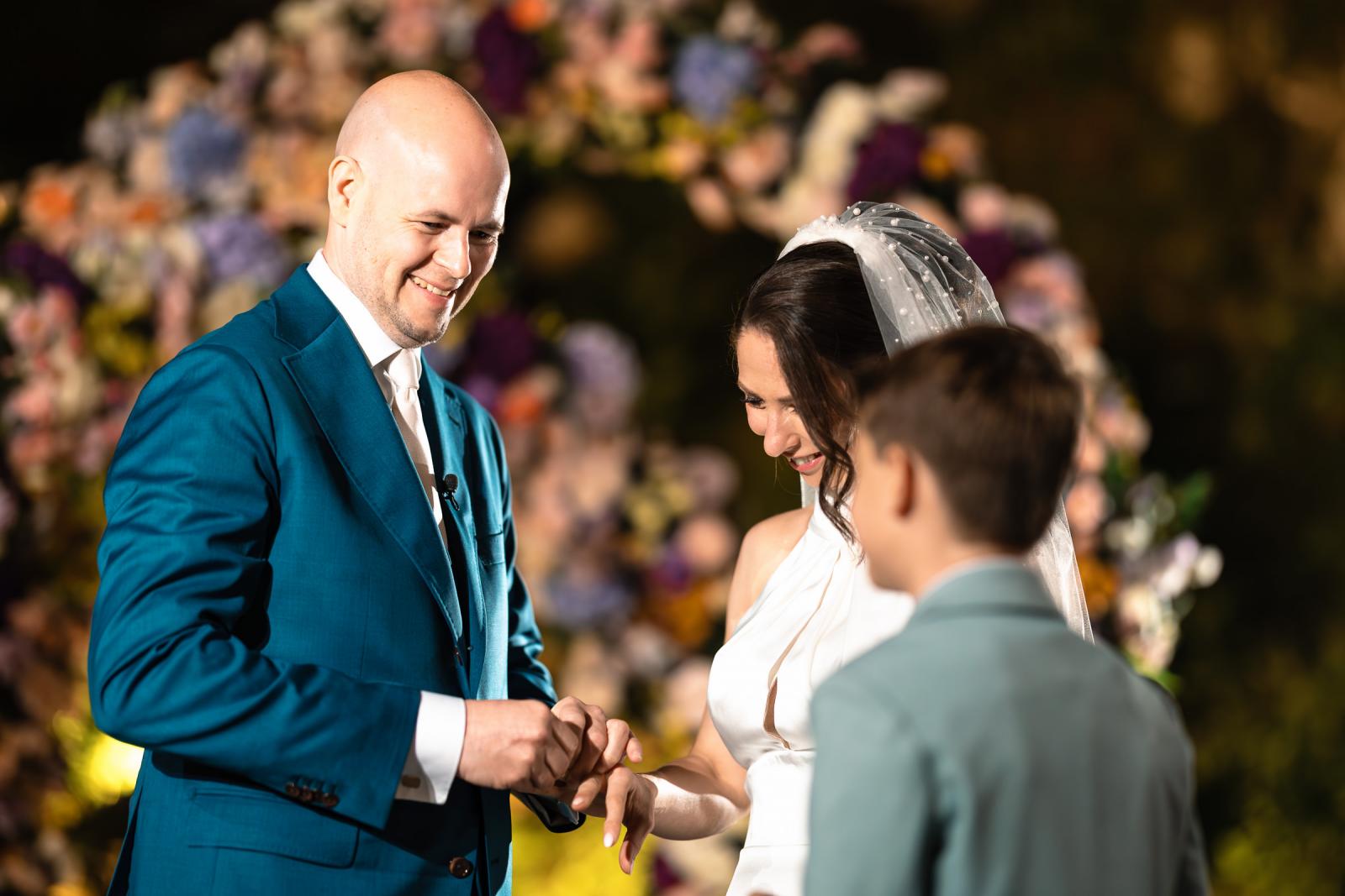 Ring moment bruid bij Ceremonie Destination Wedding La Carriere Ardennen Belgie 