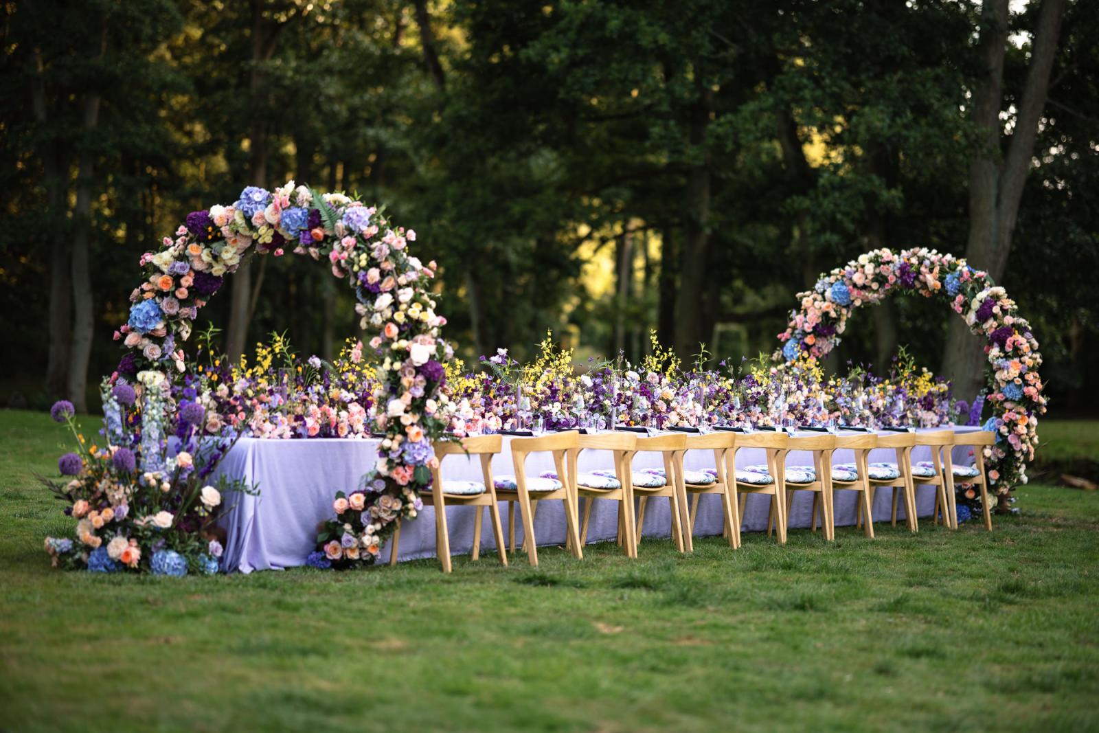 Destination Wedding La Carriere Ardennen Belgie Gedekte tafel met bloemen Beyond Blossom