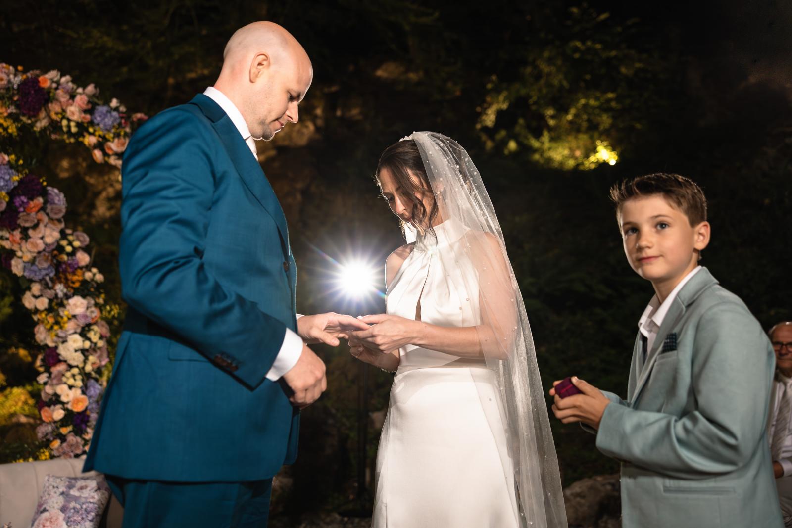 Ring moment bruidegom bij Ceremonie Destination Wedding La Carriere Ardennen Belgie 
