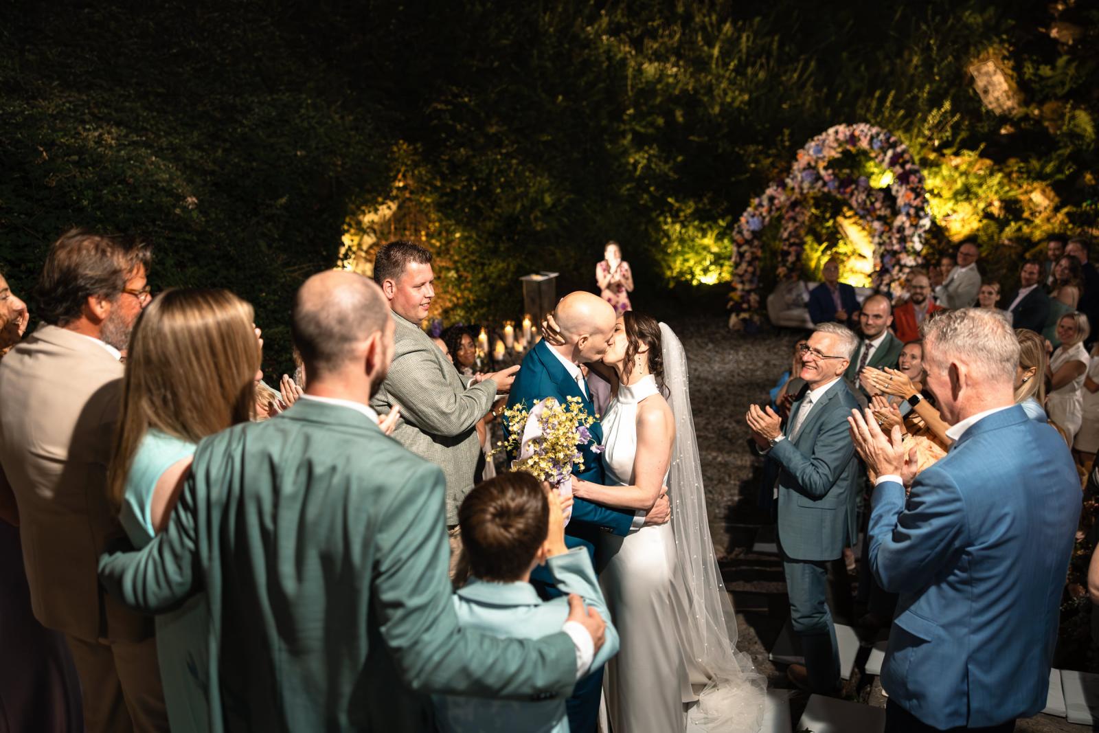 Ceremonie exit kus bruidspaar bij Ceremonie Destination Wedding La Carriere Ardennen Belgie 