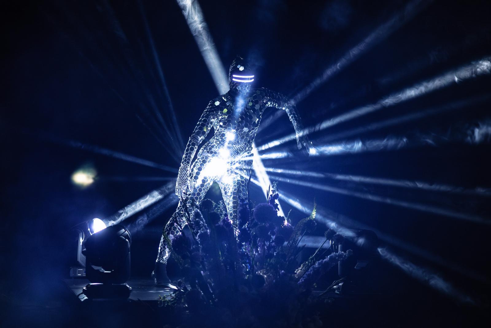 Be the disco ball bij Destination Wedding La Carriere Ardennen Belgie 