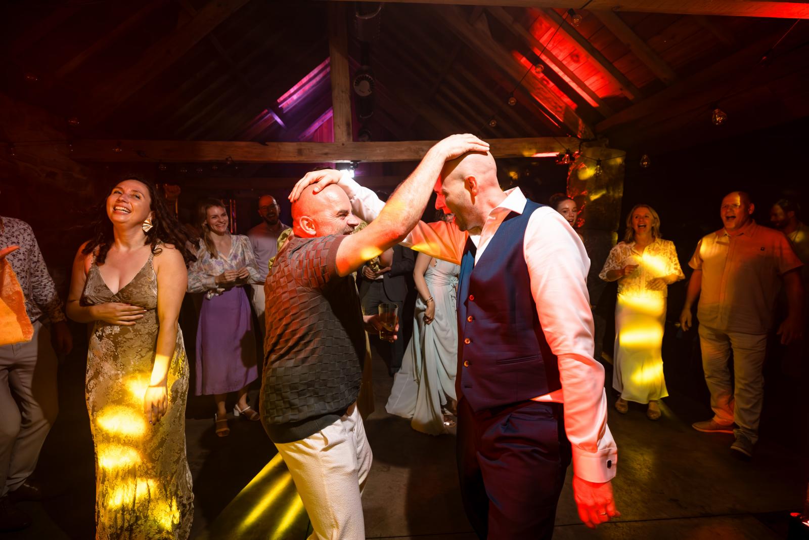 feestende bruidegom trouwfeest bij Destination Wedding La Carriere Ardennen Belgie 