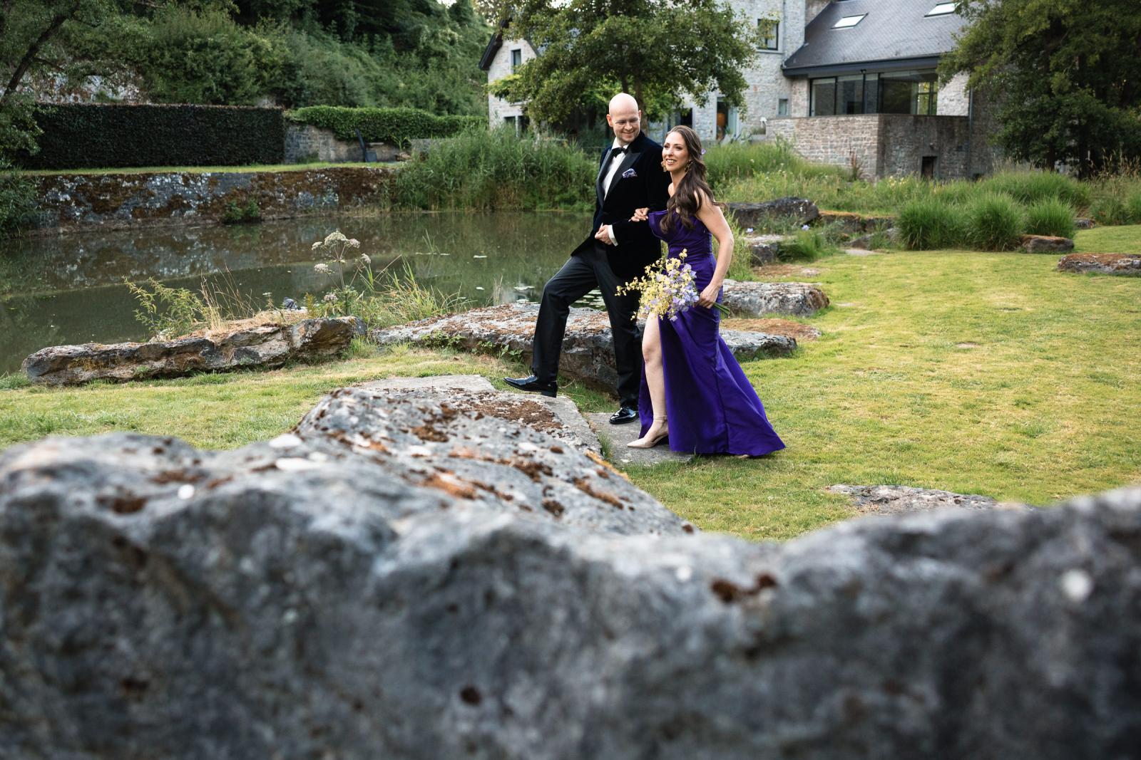 Destination Wedding La Carriere Ardennen Belgie Bruidspaar loopt naar diner tafel
