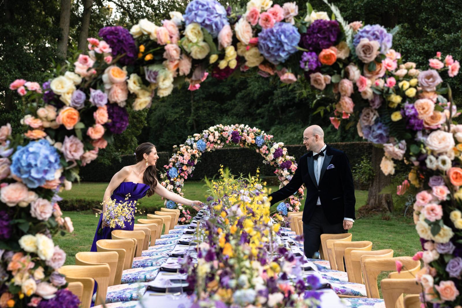 Finishing touches van Beyond Blossom aan de diner setting Destination Wedding La Carriere Ardennen Belgie 
