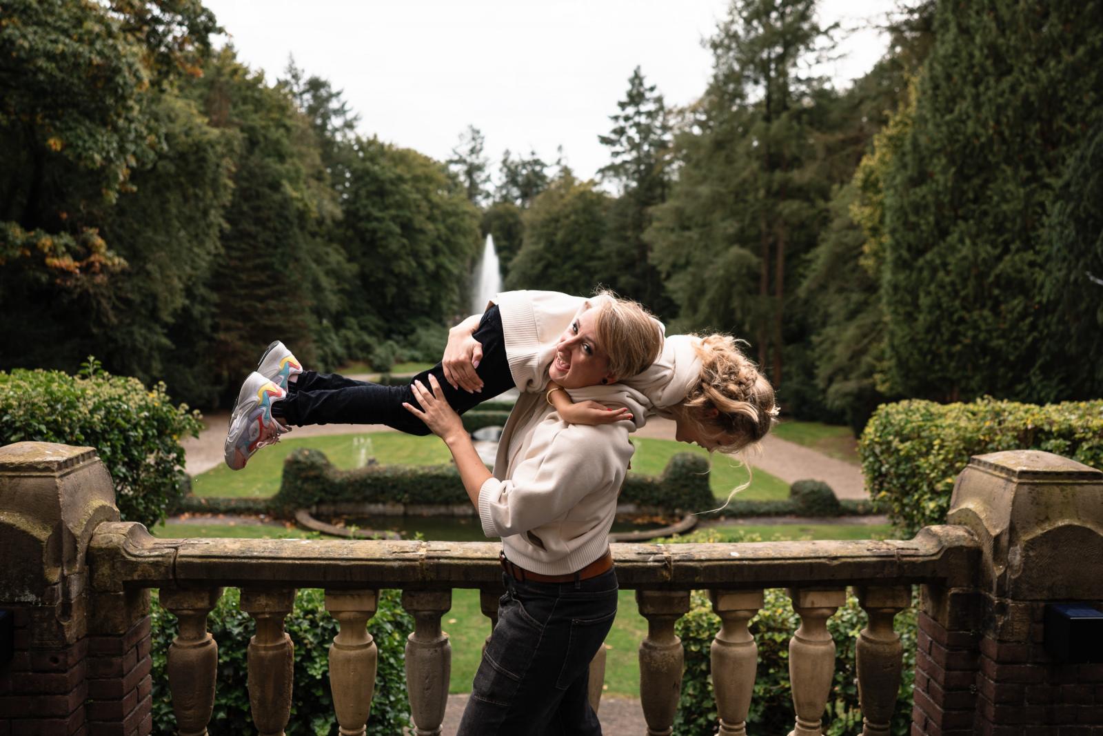 Spontaan moment tussen bruid en dochter in de tuin van Kasteel De Hooge Vuursche in Baarn.