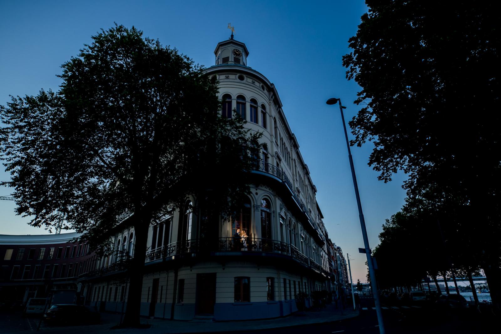 Bruidspaar op balkon van Wereld Museum Rotterdam