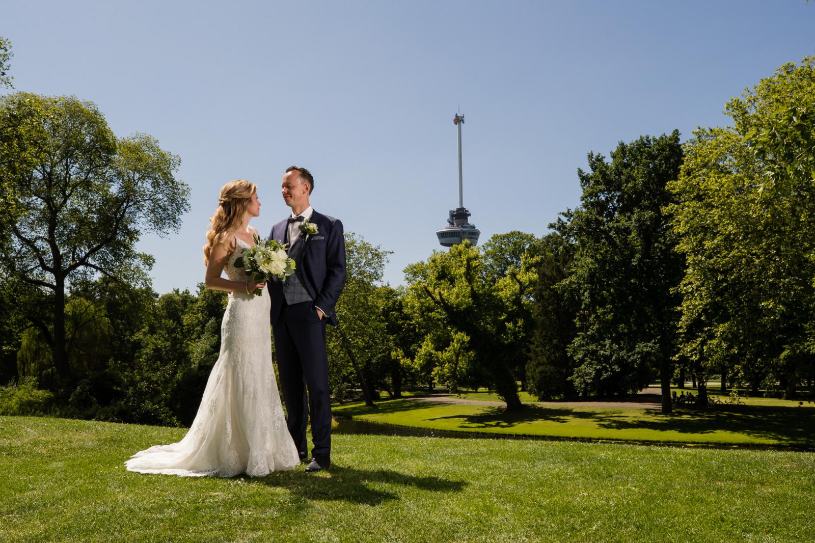 Bruidspaar met Euromast Rotterdam op de achtergrond