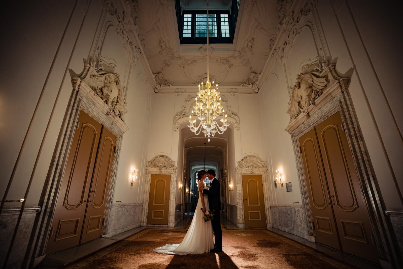 Bruidspaar in oude stadhuis den haag trouwfoto