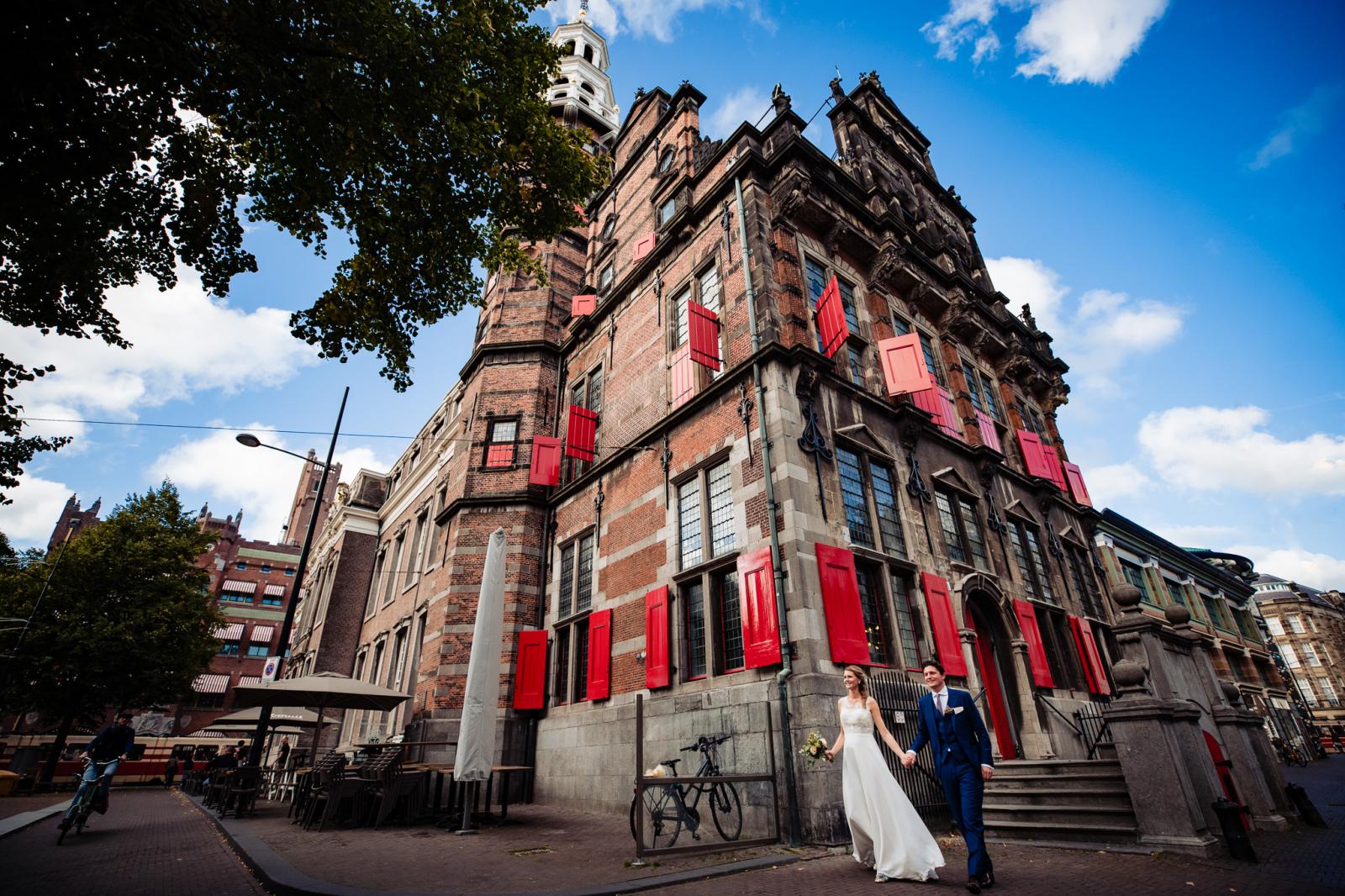 bruidspaar verlaat oude stadhuis den haag