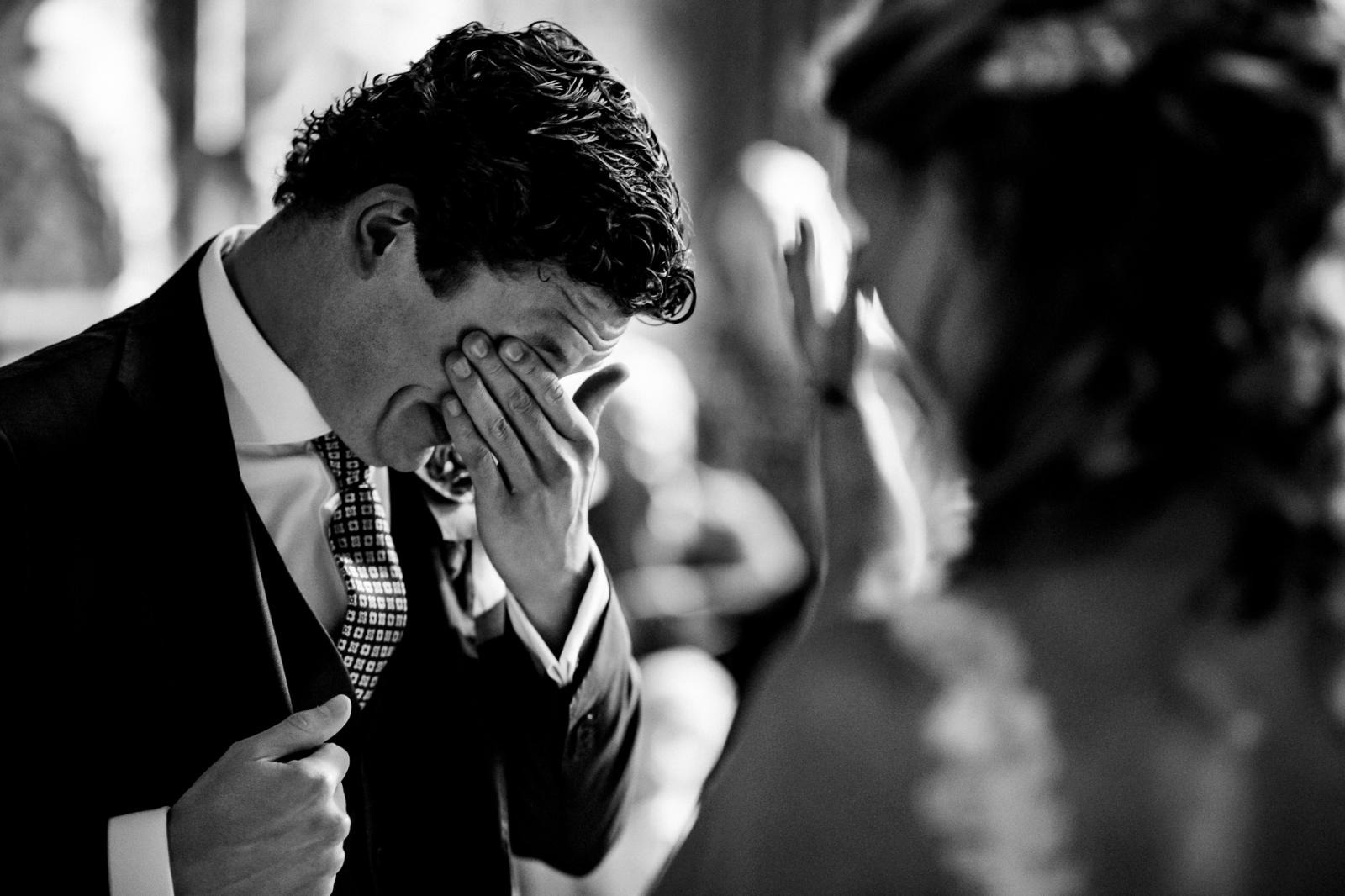 bruidspaar huilt samen tijdens emotionele trouwceremonie den haag