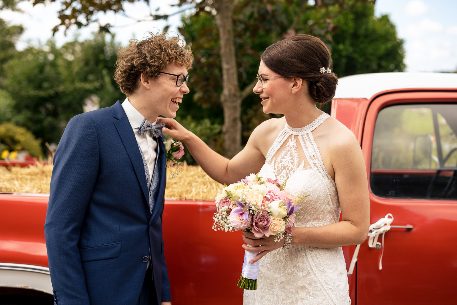 firstlook bruidspaar bij trouwauto Trouwfotograaf Nieuwkoop