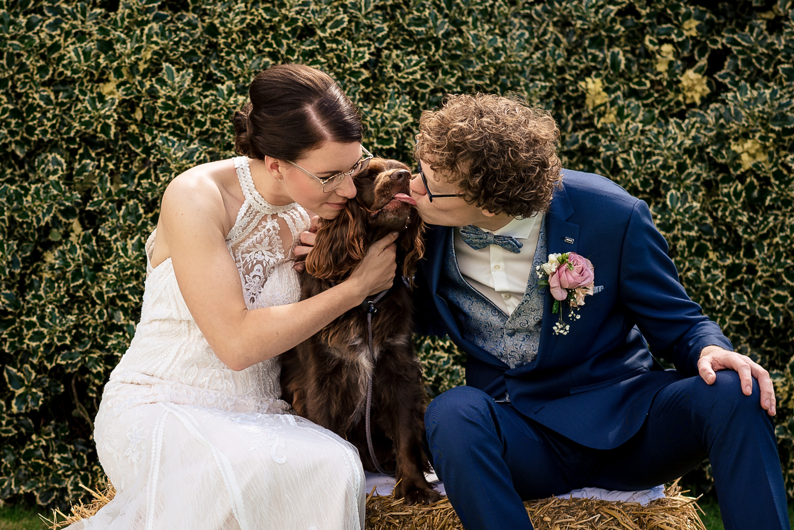 Familie foto met hond op je trouwdag Trouwfotograaf Nieuwkoop