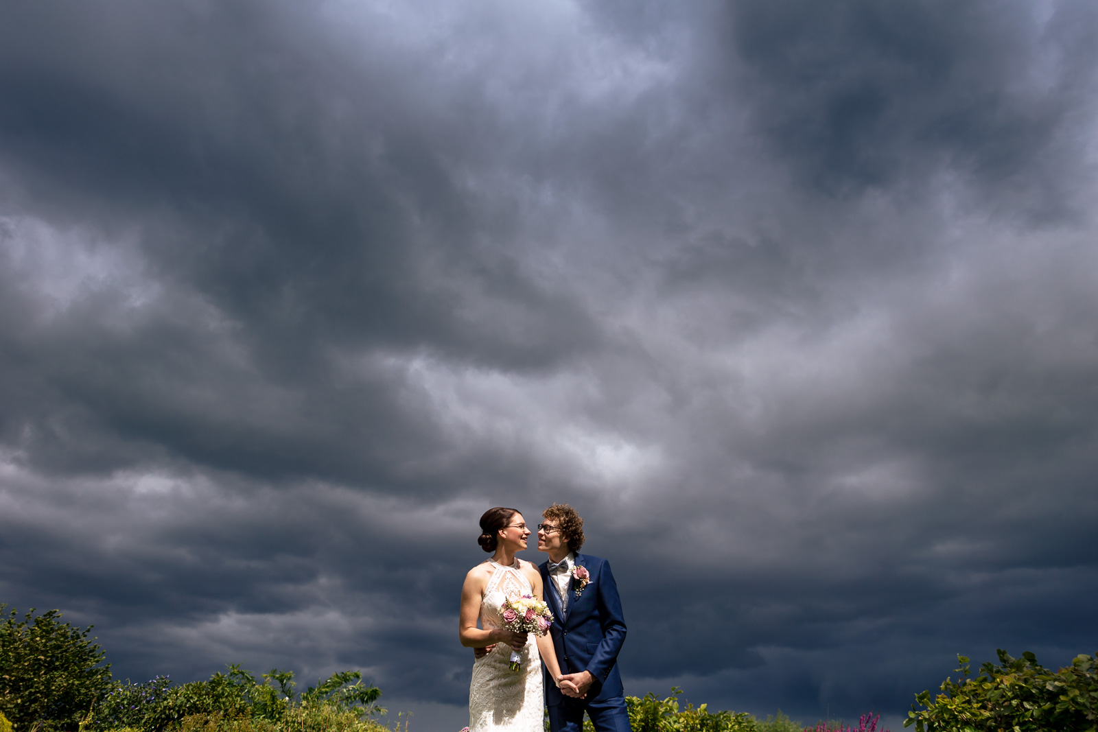 dreigende regenwolken tijdens fotoshoot bruidspaar Trouwfotograaf Nieuwkoop
