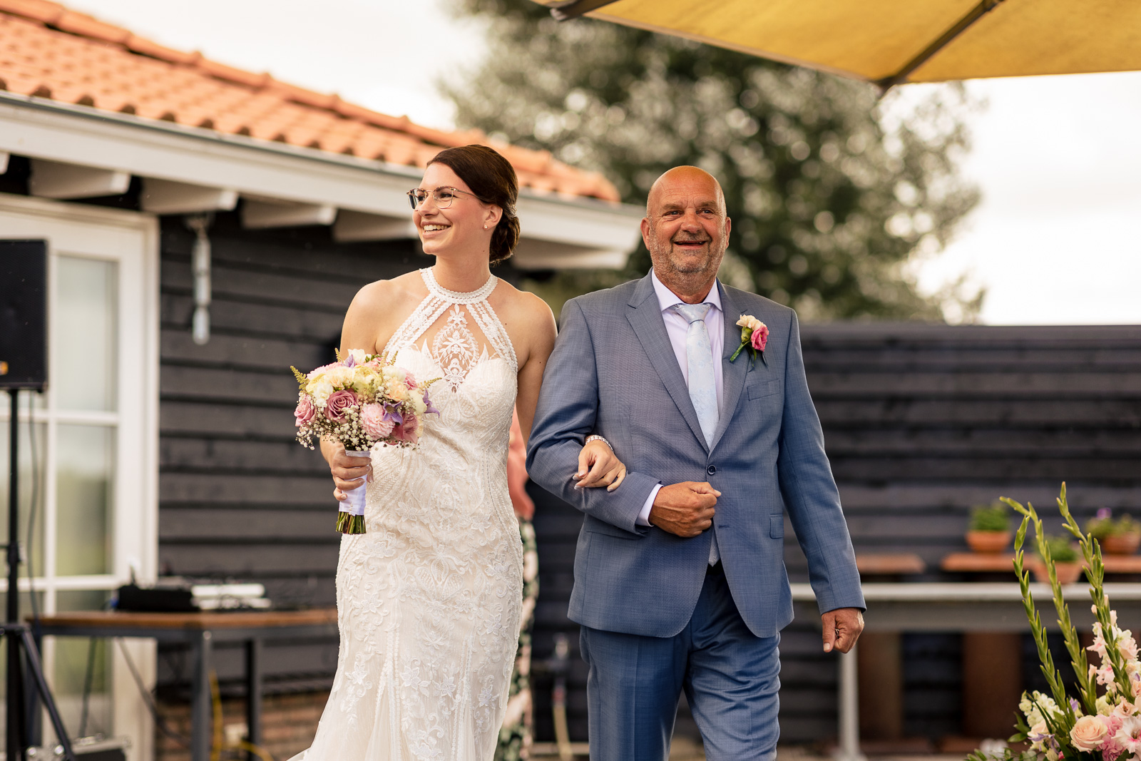 Entree bruid met haar vader bij ceremonie Trouwfotograaf Buitenplaats Kameryck in Kamerik