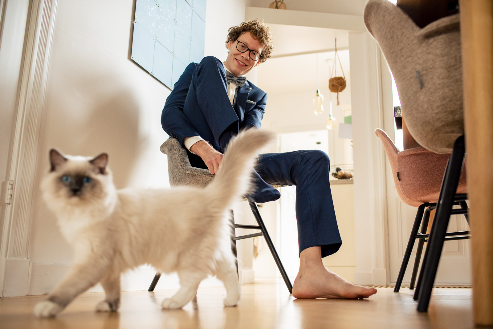 Bruidegom kleed zich aan Trouwfotograaf Woerden