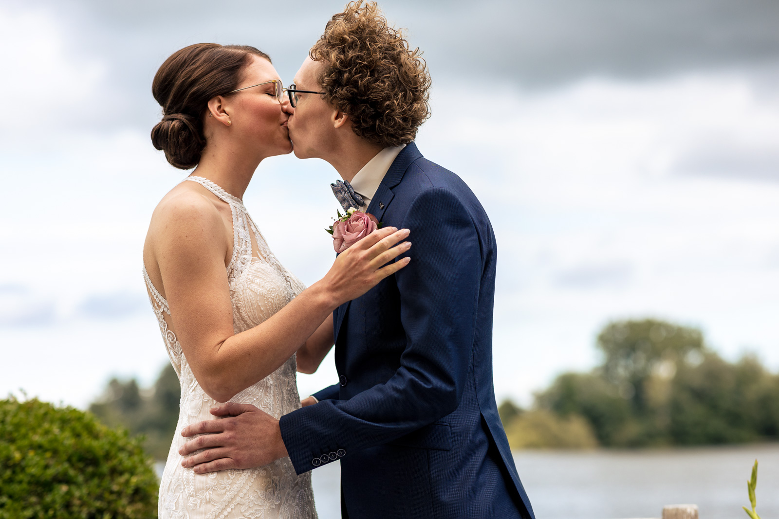 first kiss trouwceremonie Trouwfotograaf Buitenplaats Kameryck in Kamerik