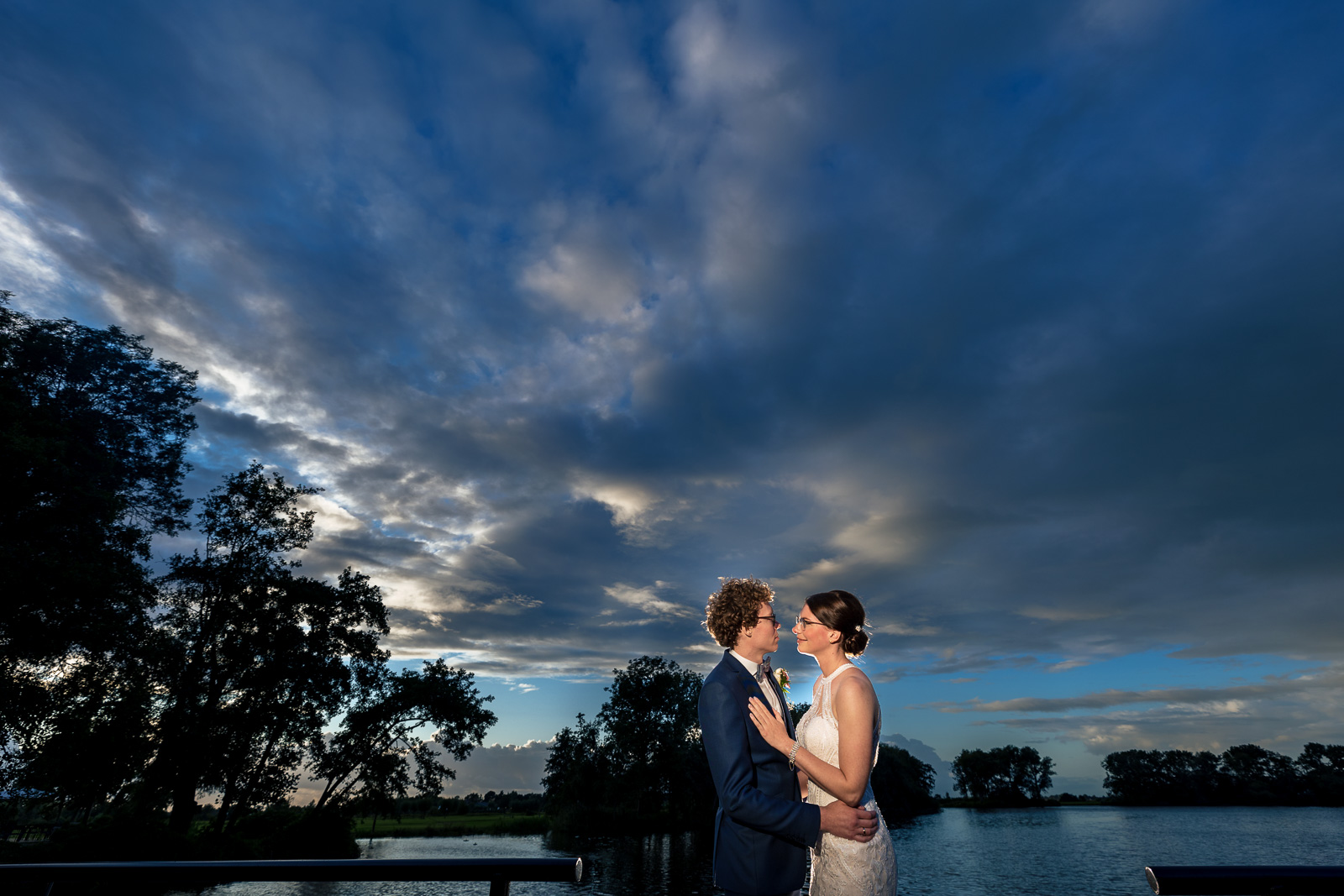 Zonsondergang shoot met bruidspaar Trouwfotograaf Buitenplaats Kameryck in Kamerik