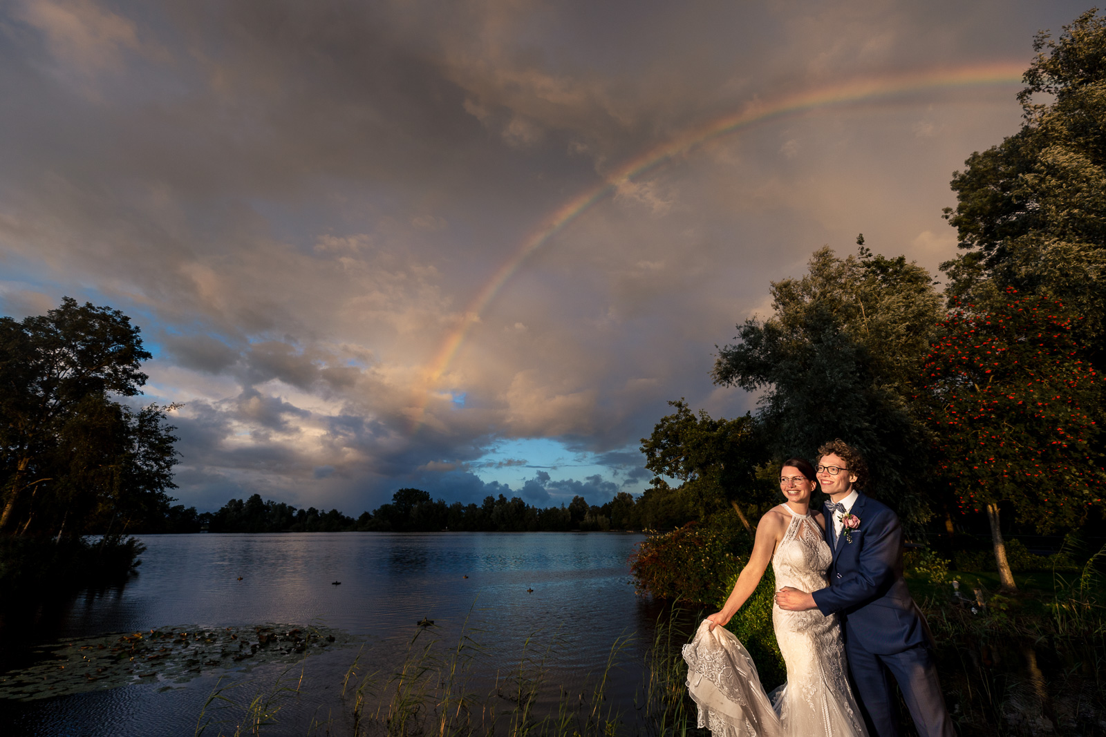 Zonsondergang shoot met met regenboog Trouwfotograaf Buitenplaats Kameryck in Kamerik