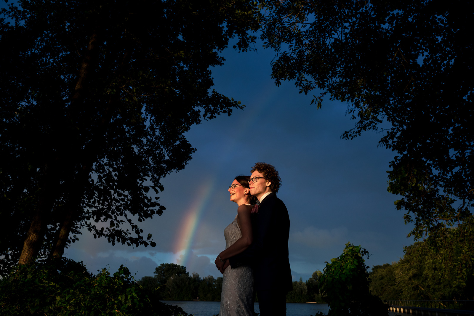 Zonsondergang shoot met regenboog en bruidspaar Trouwfotograaf Buitenplaats Kameryck in Kamerik