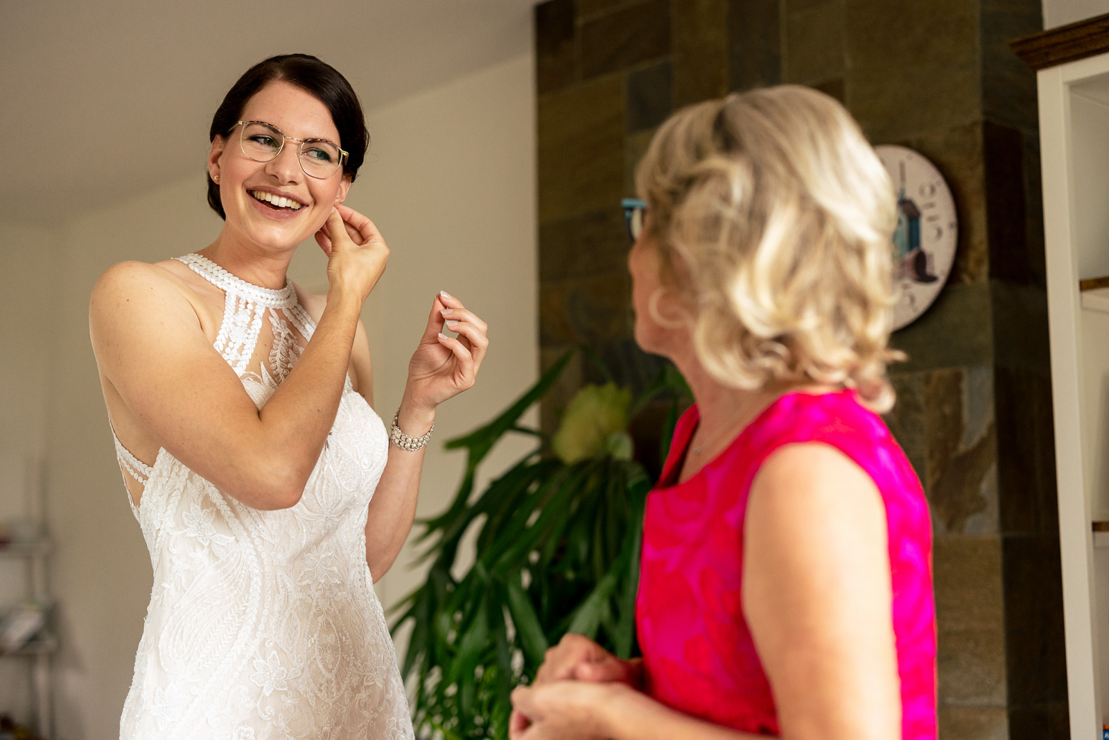 Bruid doet sierraden aan op haar trouwdag Trouwfotograaf Nieuwkoop