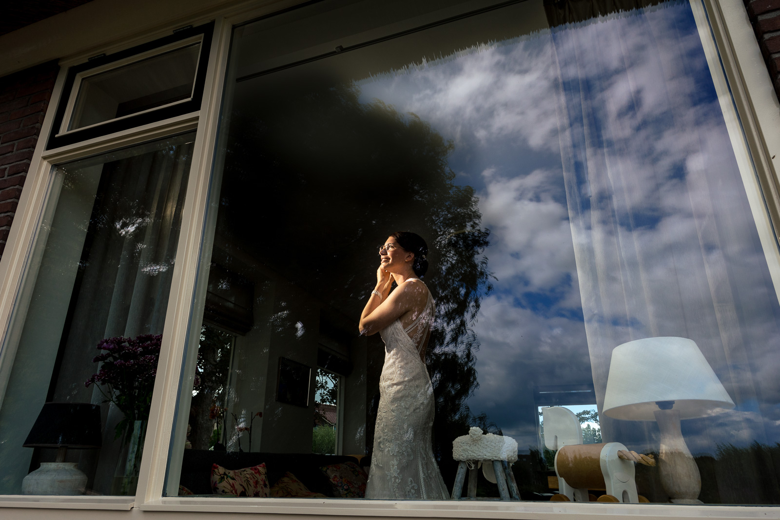 bruid doet zelf haar sierraden aan Trouwfotograaf Nieuwkoop