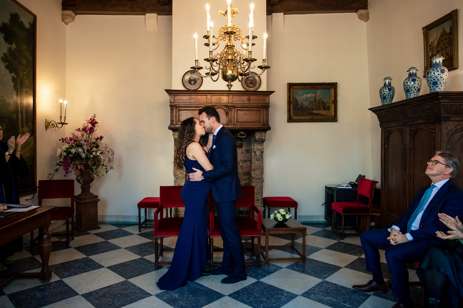 Trouwfotograaf Voorburg Ceremonie Stadhuis first kiss