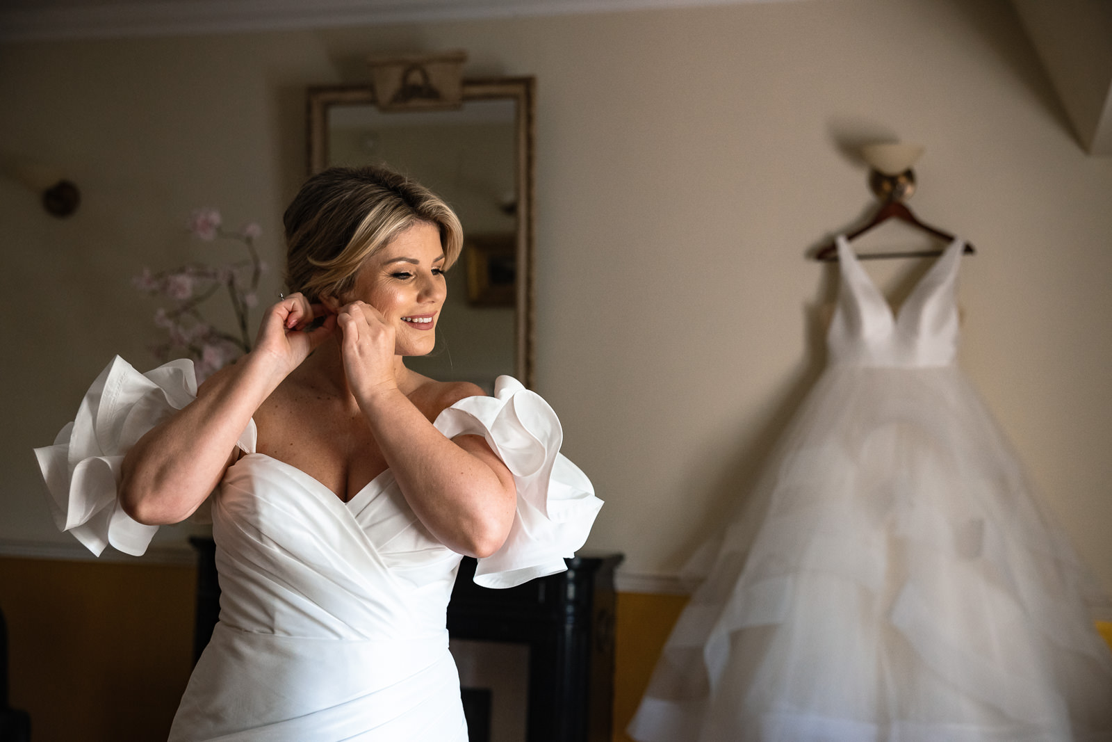 Bruid kleed zich aan in een van de kasteel kamers Trouwfotograaf Den Haag