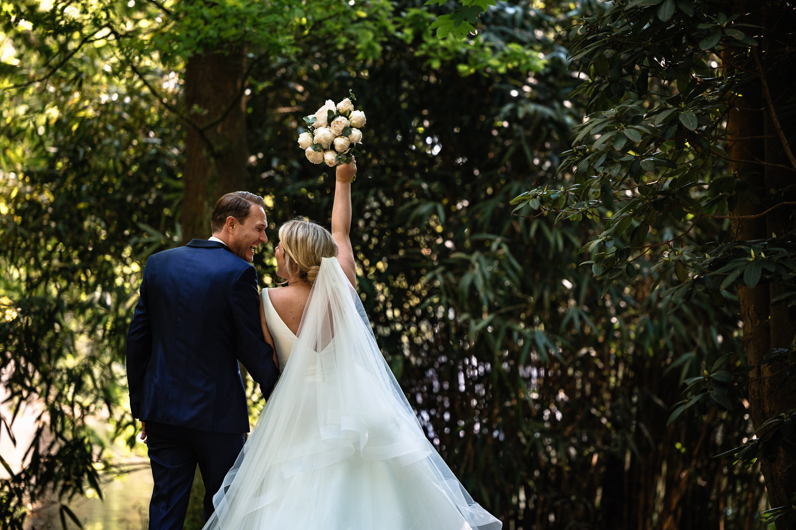 Vreugde moment bruidspaar tijdens fotoshoot Trouwfotograaf Den Haag