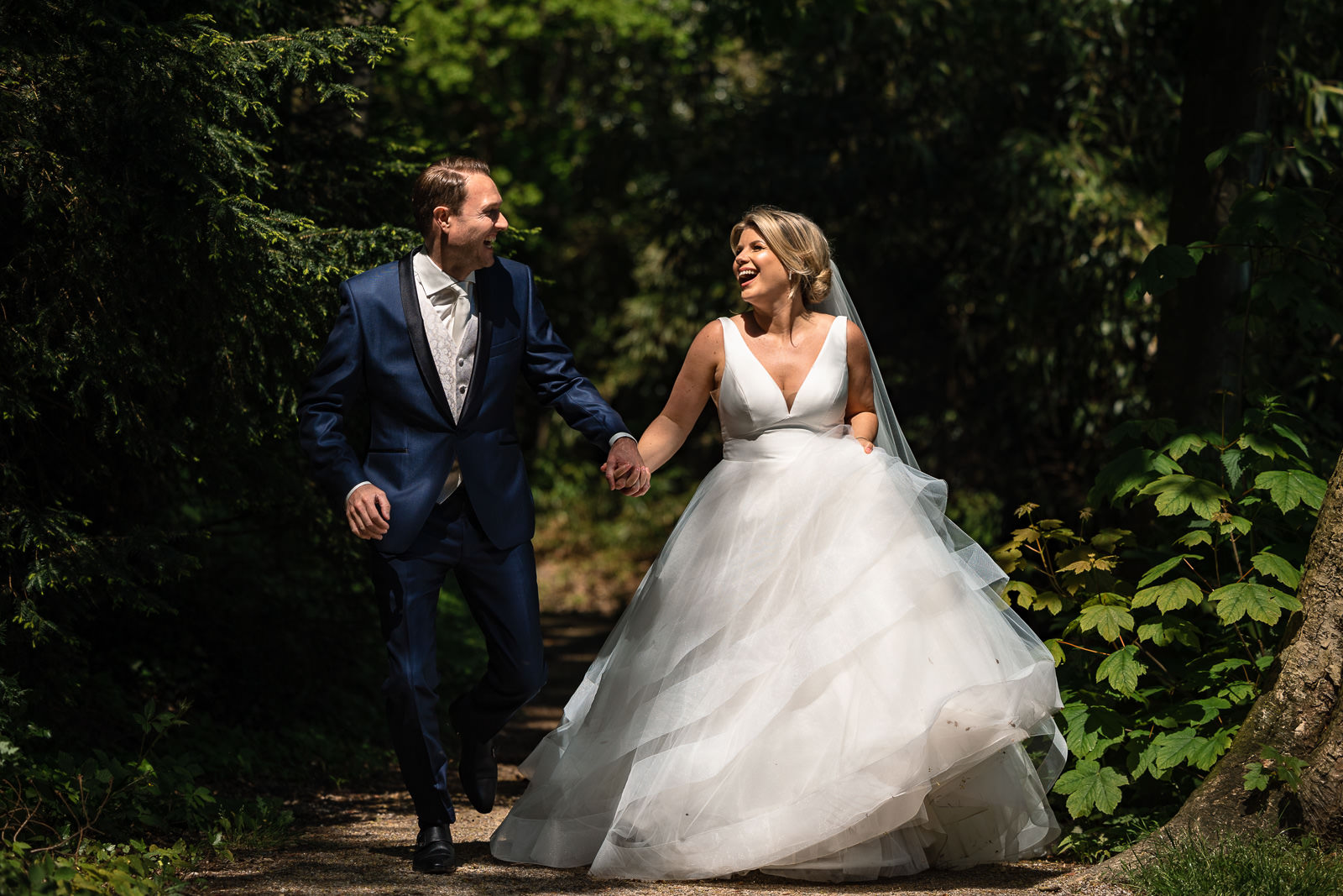 Vreugde bij bruidspaar tijdens fotoshoot Trouwfotograaf Den Haag