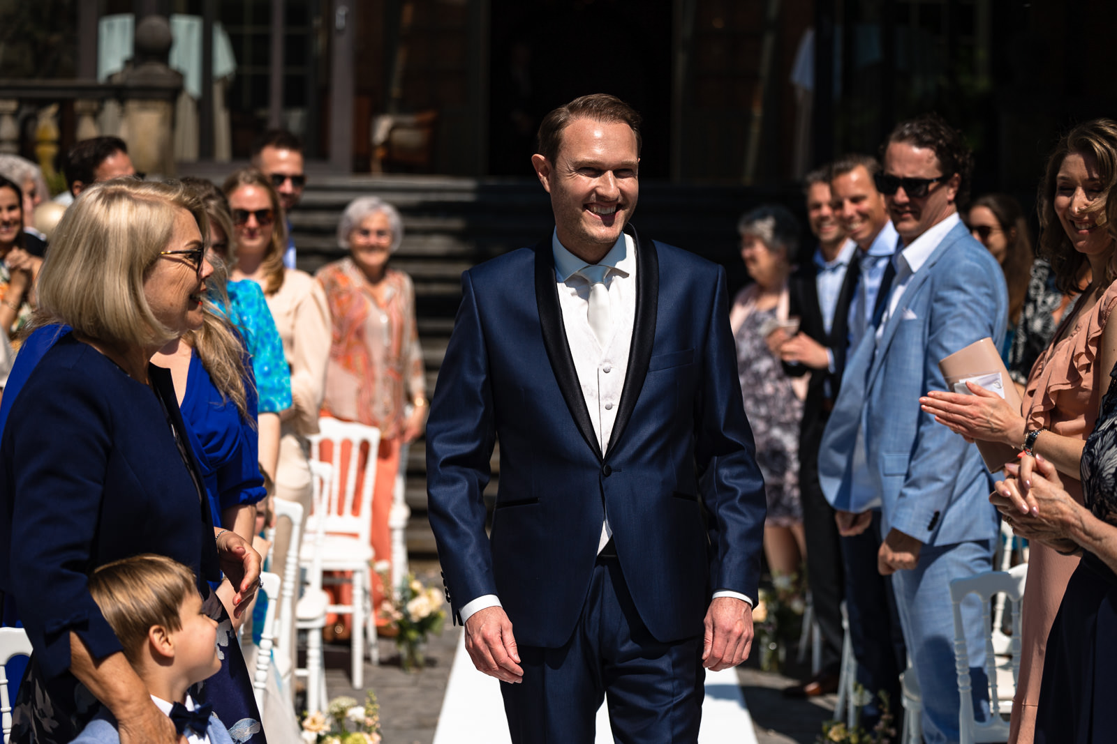 Bruidegom loopt op voor de ceremonie Trouwfotograaf Den Haag