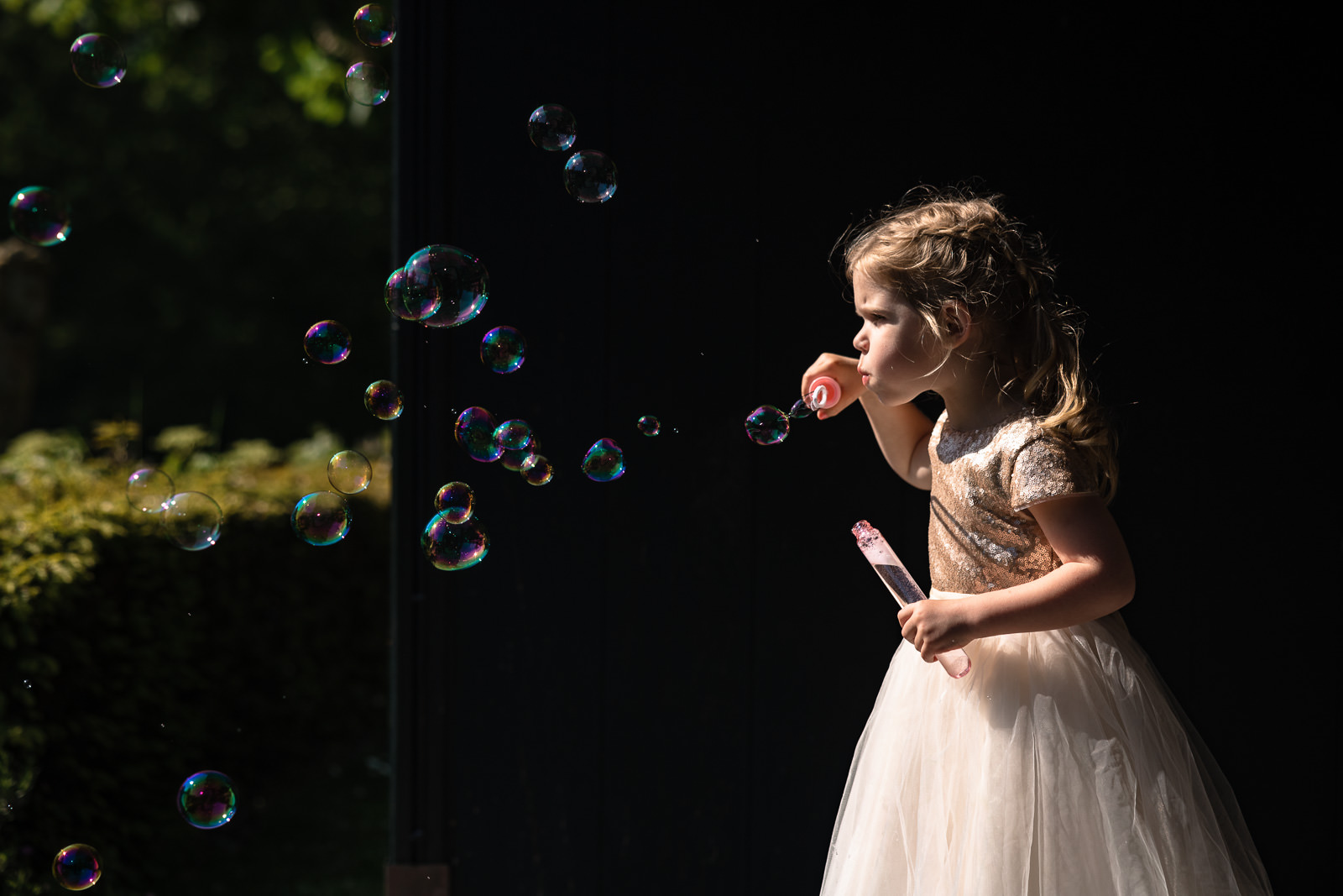 spelende kinderen tijdens een kasteel huwelijks receptie