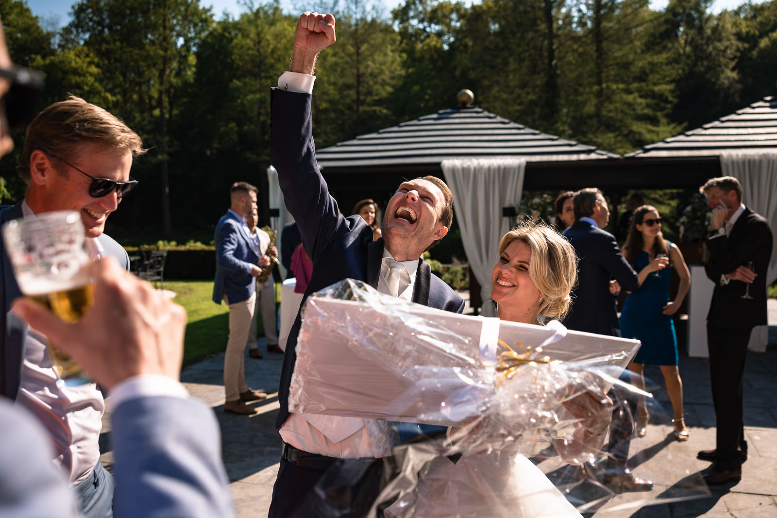 bruidspaar is blij met kado tijdens hun kasteel huwelijk Trouwfotograaf Den Haag