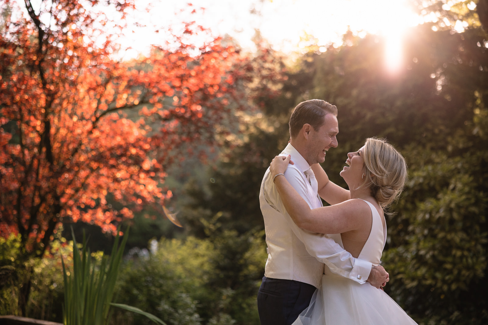 Gouden uur fotoshoot met bruidspaar tijdens hun kasteel huwelijk Trouwfotograaf Den Haag