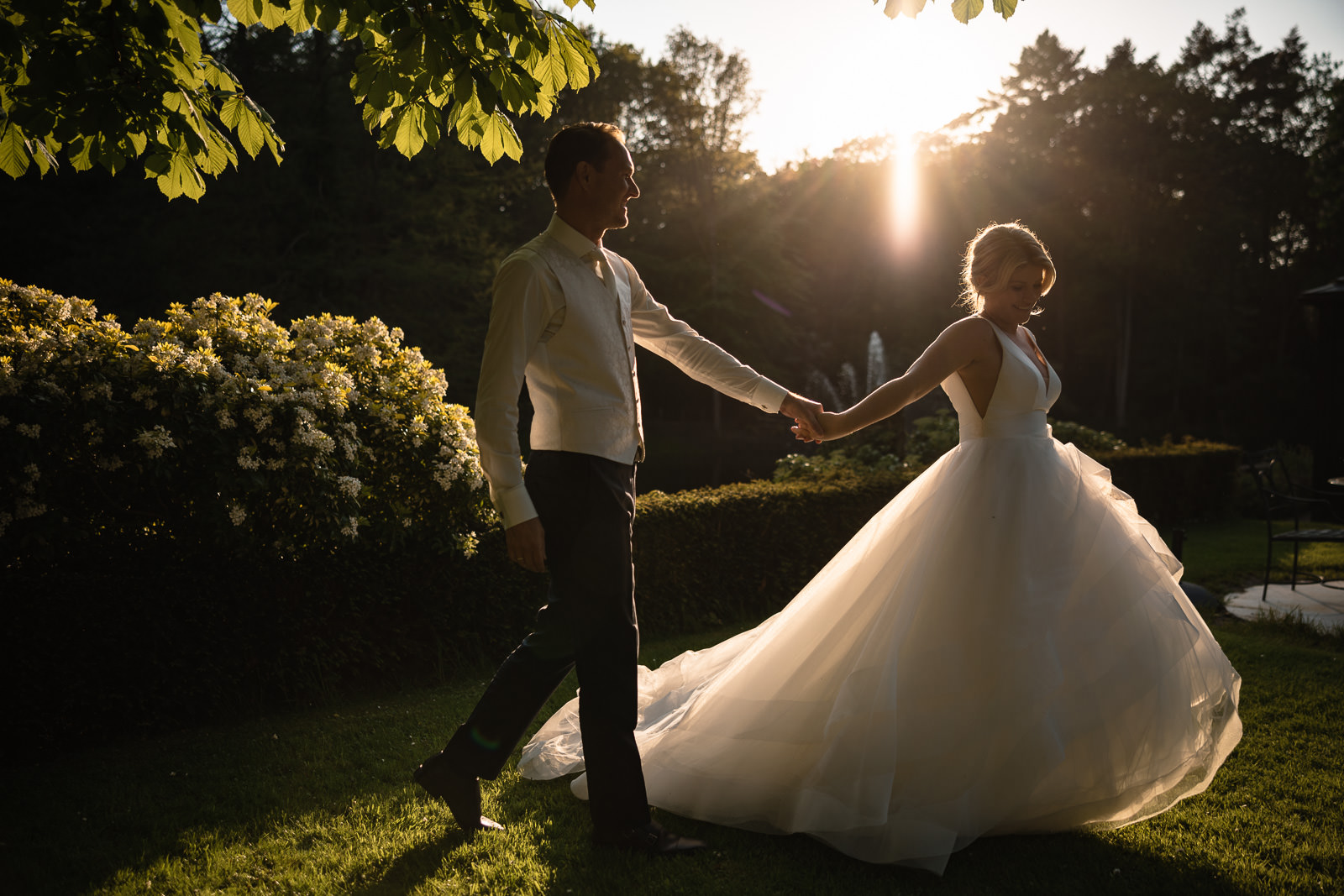 golden hour fotomoment met bruidspaar Trouwfotograaf Den Haag