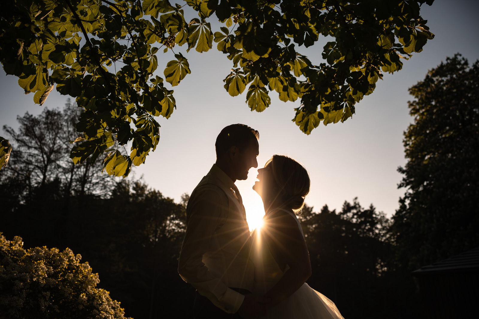 silhouette golden hour fotoshoot met bruidspaar Trouwfotograaf Den Haag