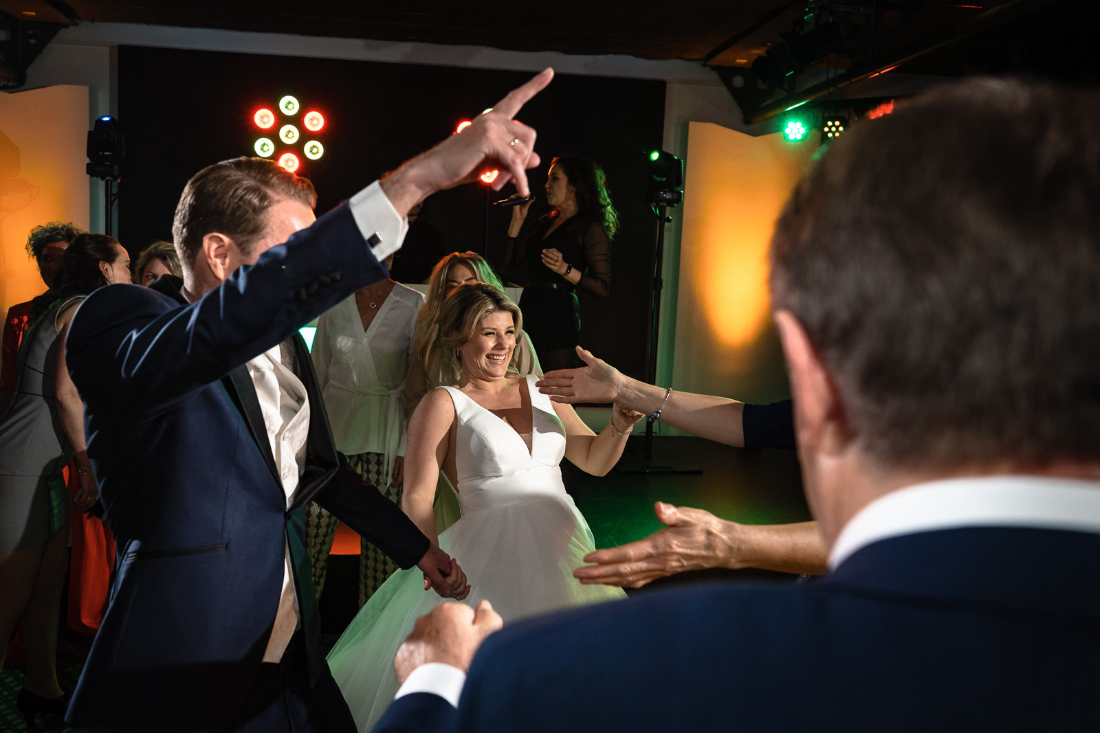 bruid danst er op los tijdens huwelijks feest Trouwfotograaf Den Haag
