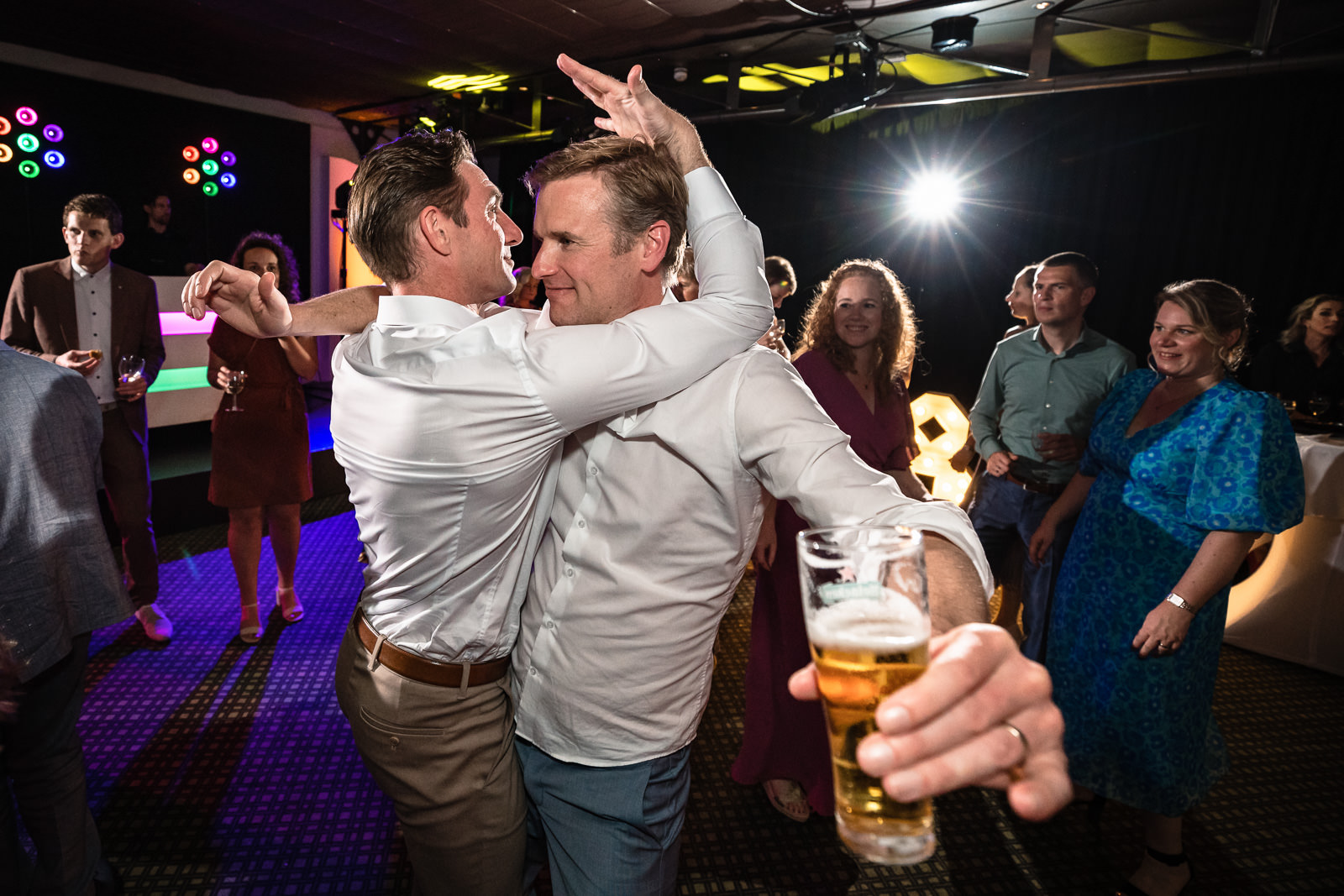 twee mannen gaan los op de dansvloer tijdens huwelijks feest Trouwfotograaf Den Haag
