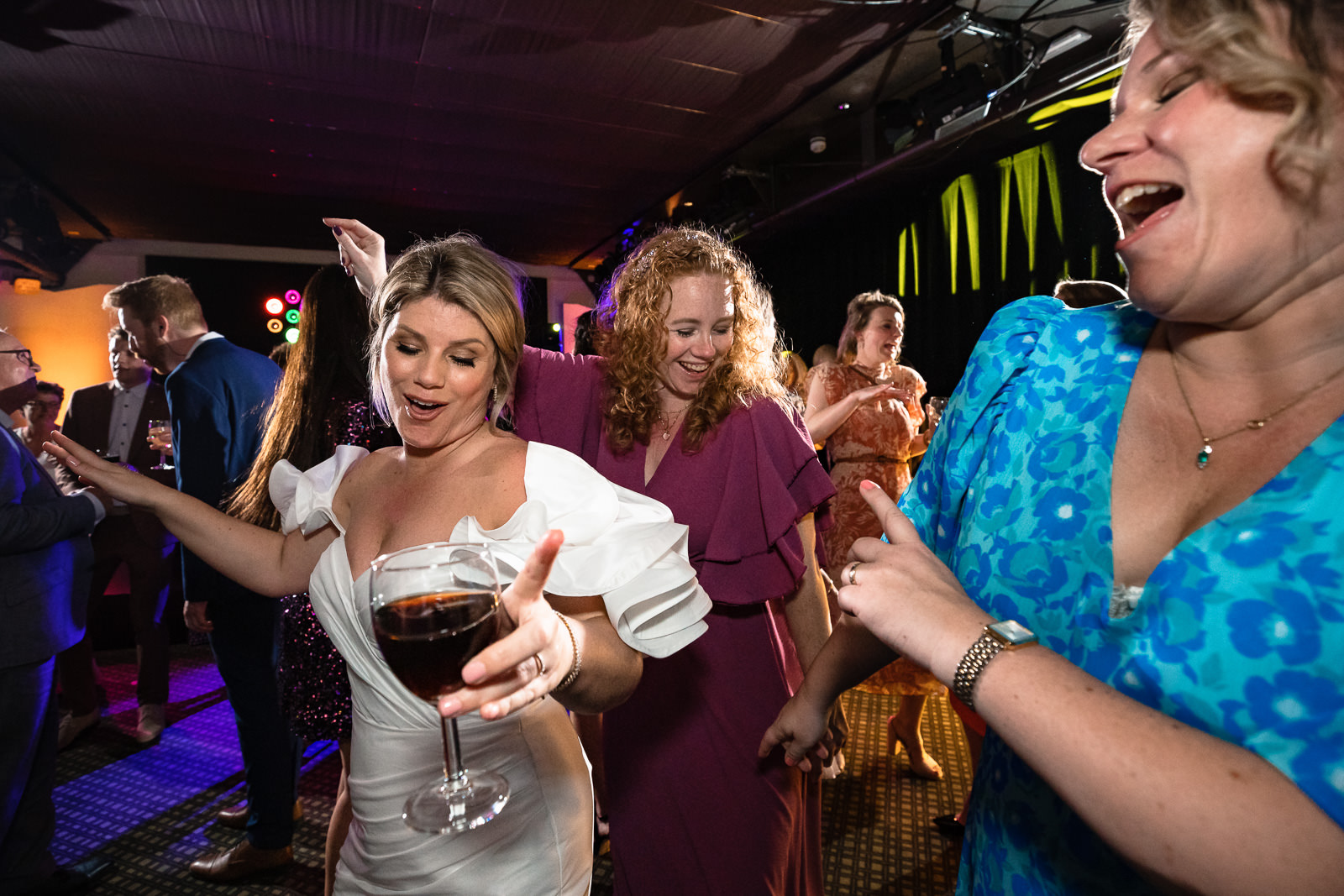bruid dans met vriendinnen op de dansvloer tijdens huwelijks feest Trouwfotograaf Den Haag
