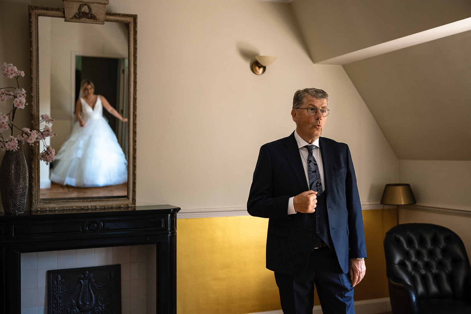First look bruid met vader Trouwfotograaf Den Haag