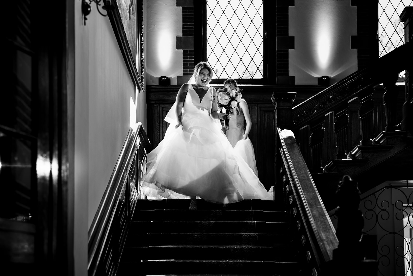Bruid komt kasteel trap af voor first look met familie Trouwfotograaf Den Haag