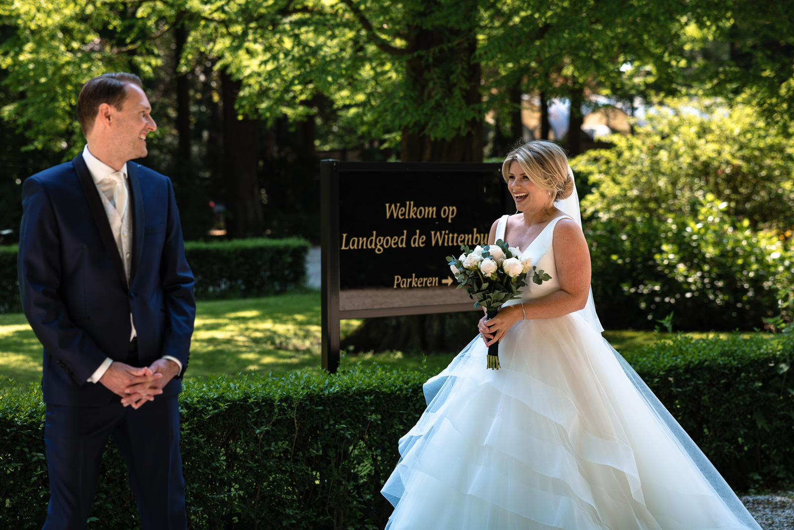 First look bruidspaar in de kasteel tuin Trouwfotograaf Den Haag