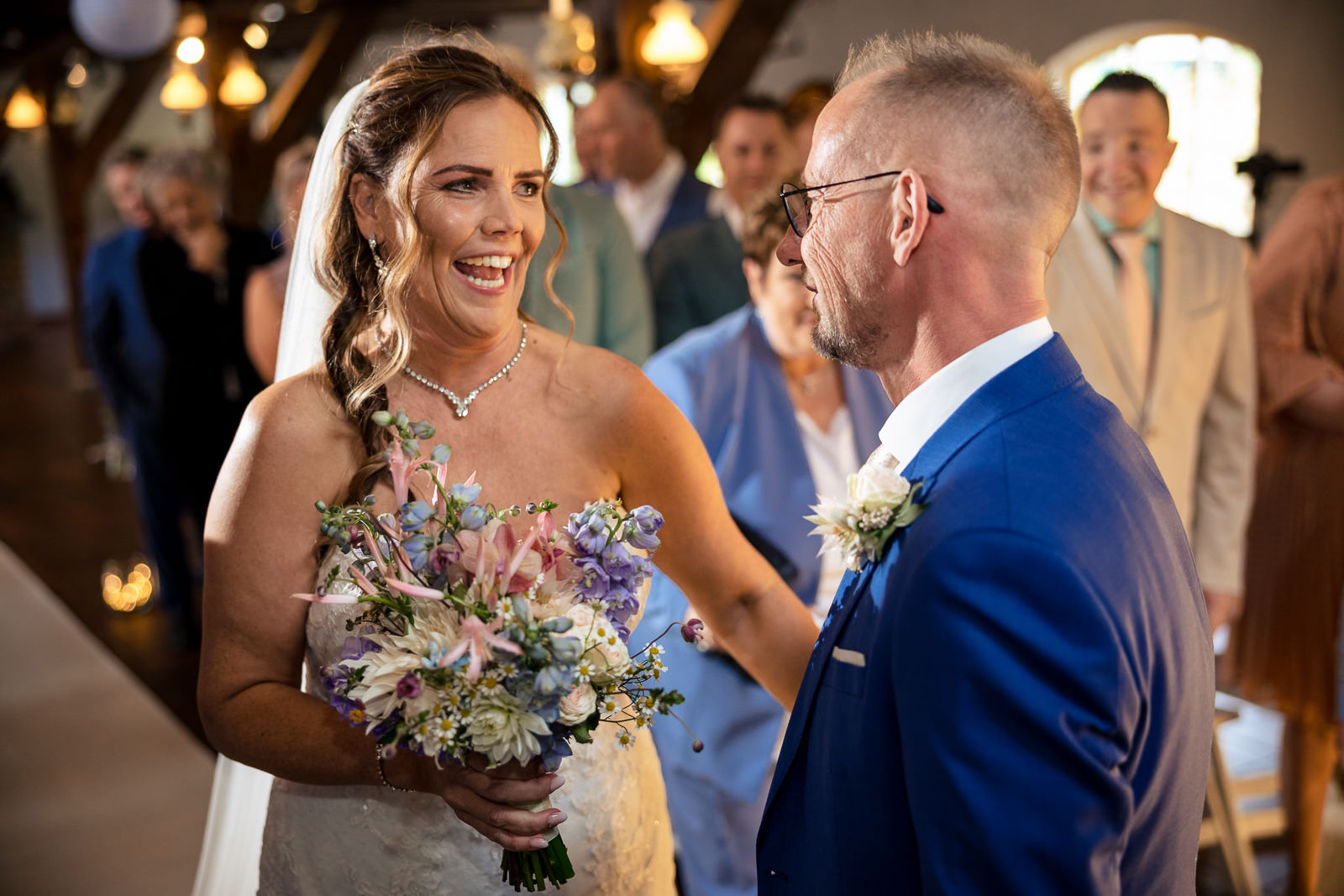 Trouwfotograaf Westland bruid ziet bruidegom voor het eerst bij de trouwceremonie