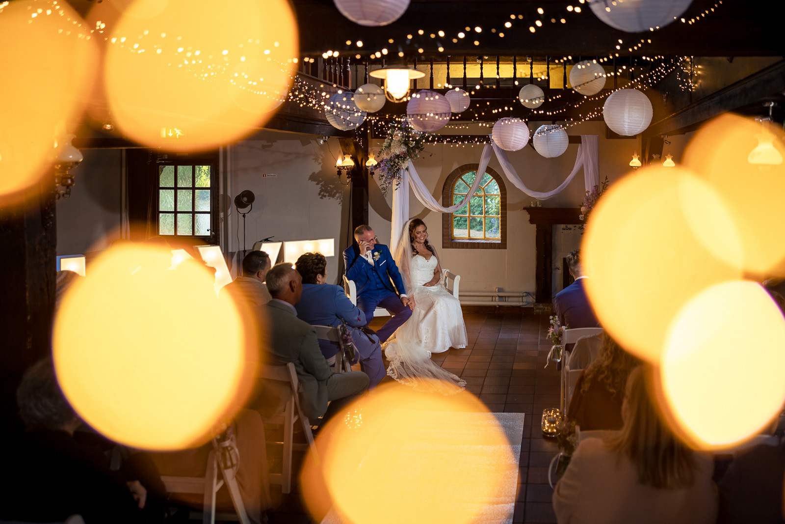 Trouwfotograaf Westland trouwceremonie bij de Zwetburch met kerst verlichting