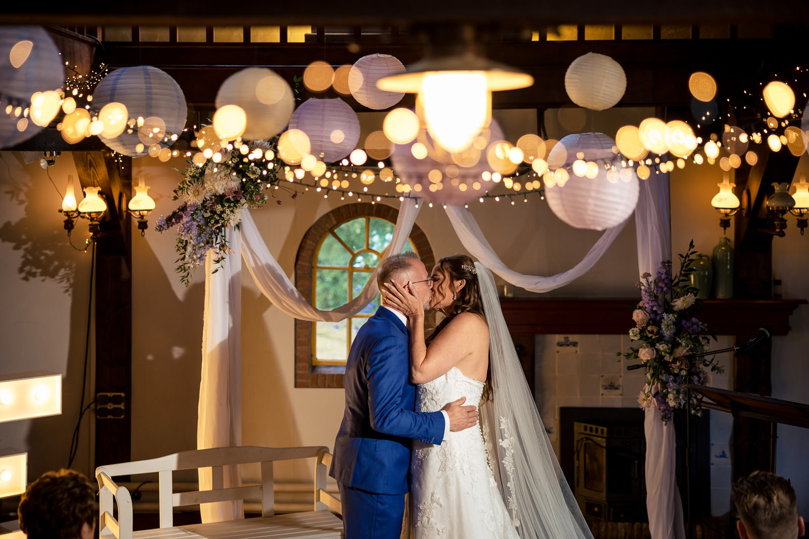 Trouwfotograaf Westland first kiss bruidspaar