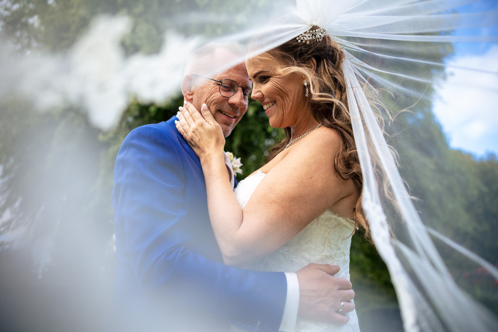Trouwfotograaf Westland trouw fotoshoot bij De Zwetburch bruidspaar onder de sluier