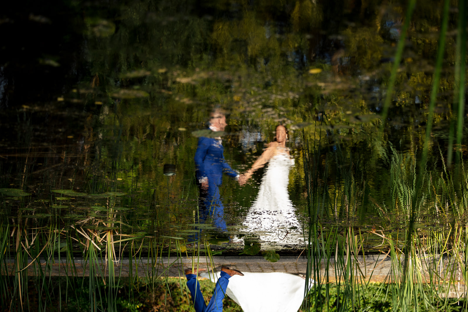 Trouwfotograaf Westland trouw fotoshoot bij De Zwetburch weerspiegeling in het water